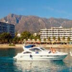 Villa de lujo en Marbella con vistas al mar Mediterráneo y arquitectura moderna en la Costa del Sol