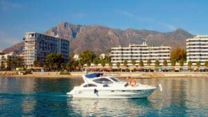 Villa de lujo en Marbella con vistas al mar Mediterráneo y arquitectura moderna en la Costa del Sol
