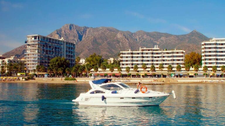 Villa de lujo en Marbella con vistas al mar Mediterráneo y arquitectura moderna en la Costa del Sol