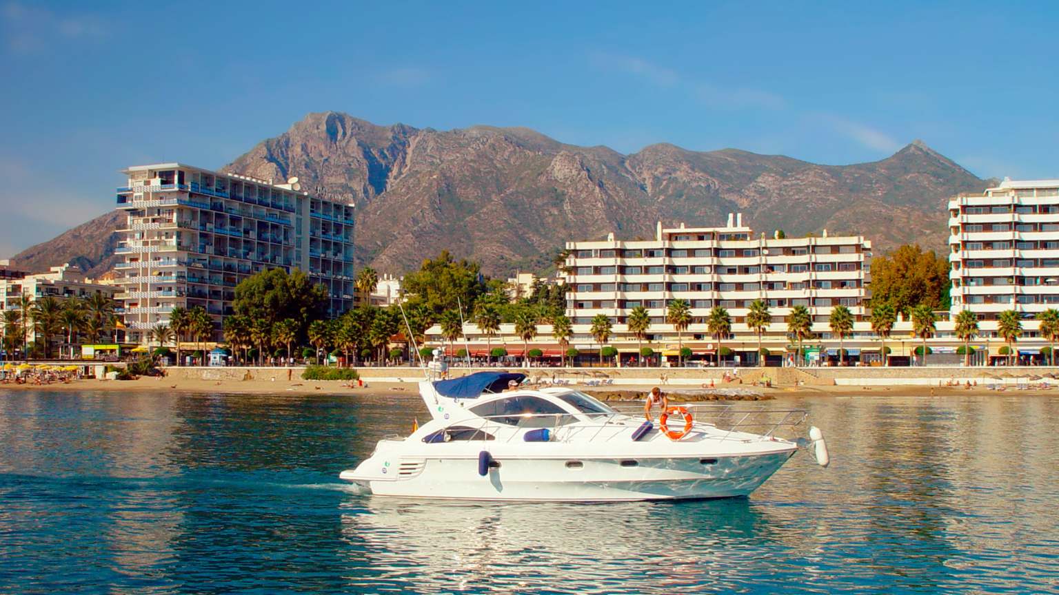 Villa de lujo en Marbella con vistas al mar Mediterráneo y arquitectura moderna en la Costa del Sol