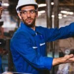 Técnico industrial realizando tareas de mantenimiento preventivo en maquinaria pesada para evitar paradas inesperadas y prolongar la vida útil de los equipos.