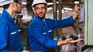 Técnico industrial realizando tareas de mantenimiento preventivo en maquinaria pesada para evitar paradas inesperadas y prolongar la vida útil de los equipos.