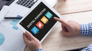 Personas planificando una estrategia de marketing digital sencilla, con enfoque en campañas digitales, publicidad online y redes sociales.