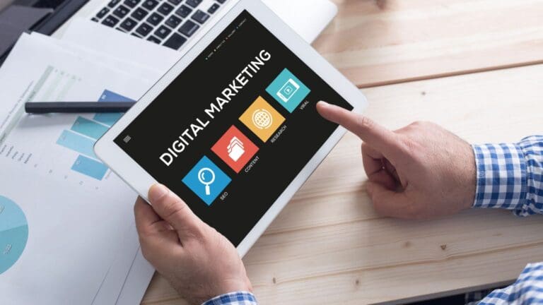 Personas planificando una estrategia de marketing digital sencilla, con enfoque en campañas digitales, publicidad online y redes sociales.