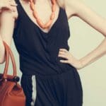 Mujer probándose un abrigo de piel de lujo en un taller artesanal en Madrid, reflejando elegancia, tradición y moda sostenible.