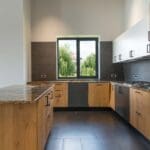 Estantería y recibidor de madera artesanal en salón minimalista con decoración natural