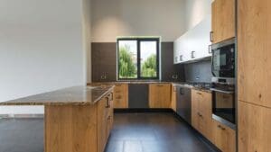 Estantería y recibidor de madera artesanal en salón minimalista con decoración natural