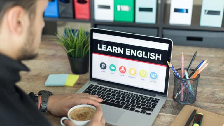 Estudiante en clase online de inglés con profesor, aprendiendo desde casa con materiales interactivos para avanzar en su nivel del idioma