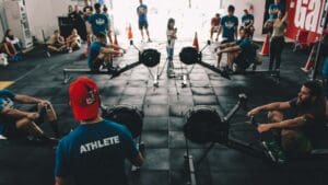 Grupo de personas entrenando en un box de entrenamiento funcional en Barcelona con material deportivo moderno y ambiente motivador