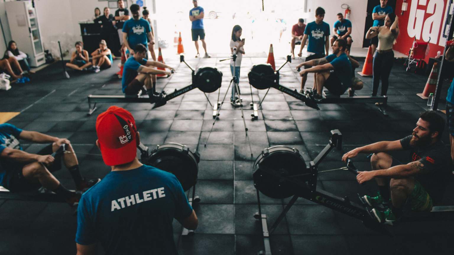 Grupo de personas entrenando en un box de entrenamiento funcional en Barcelona con material deportivo moderno y ambiente motivador