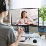 Mujer joven en sesión de terapia psicológica online desde casa, conectando por videollamada en un entorno tranquilo y acogedor