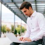 Conexión segura en redes Wi-Fi públicas en espacios como cafeterías y aeropuertos, protegiendo datos personales y evitando ciberataques.