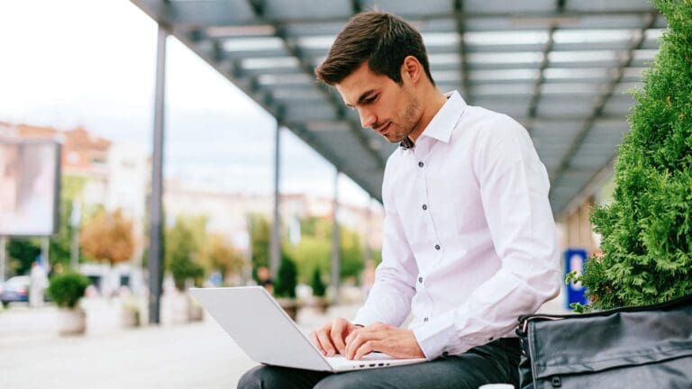 Conexión segura en redes Wi-Fi públicas en espacios como cafeterías y aeropuertos, protegiendo datos personales y evitando ciberataques.