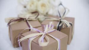 Regalos personalizados para eventos como bodas, bautizos y aniversarios con tazas, imanes y llaveros sobre fondo decorativo