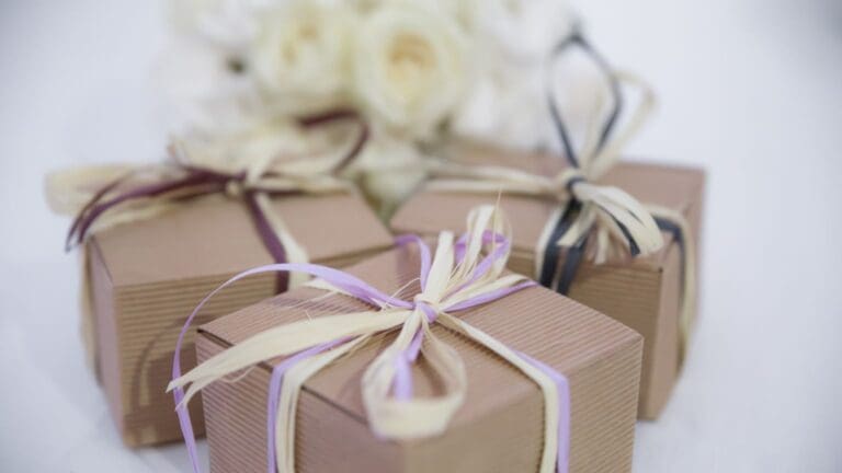 Regalos personalizados para eventos como bodas, bautizos y aniversarios con tazas, imanes y llaveros sobre fondo decorativo