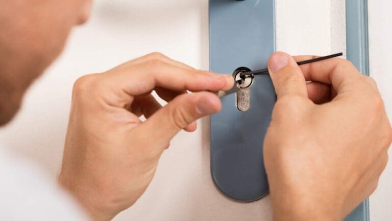 Cerrajero profesional abriendo una puerta tras un olvido de llaves en casa, servicio urgente y seguro para recuperar el acceso al hogar sin daños.