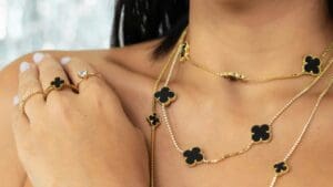 Bisutería artesanal hecha a mano, con diseños exclusivos y materiales sostenibles que reflejan un estilo único y personal.