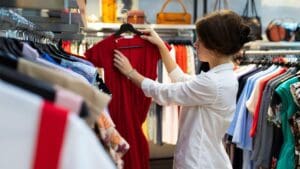 Dama buscando ropa de mujer en tienda en Mallorca.