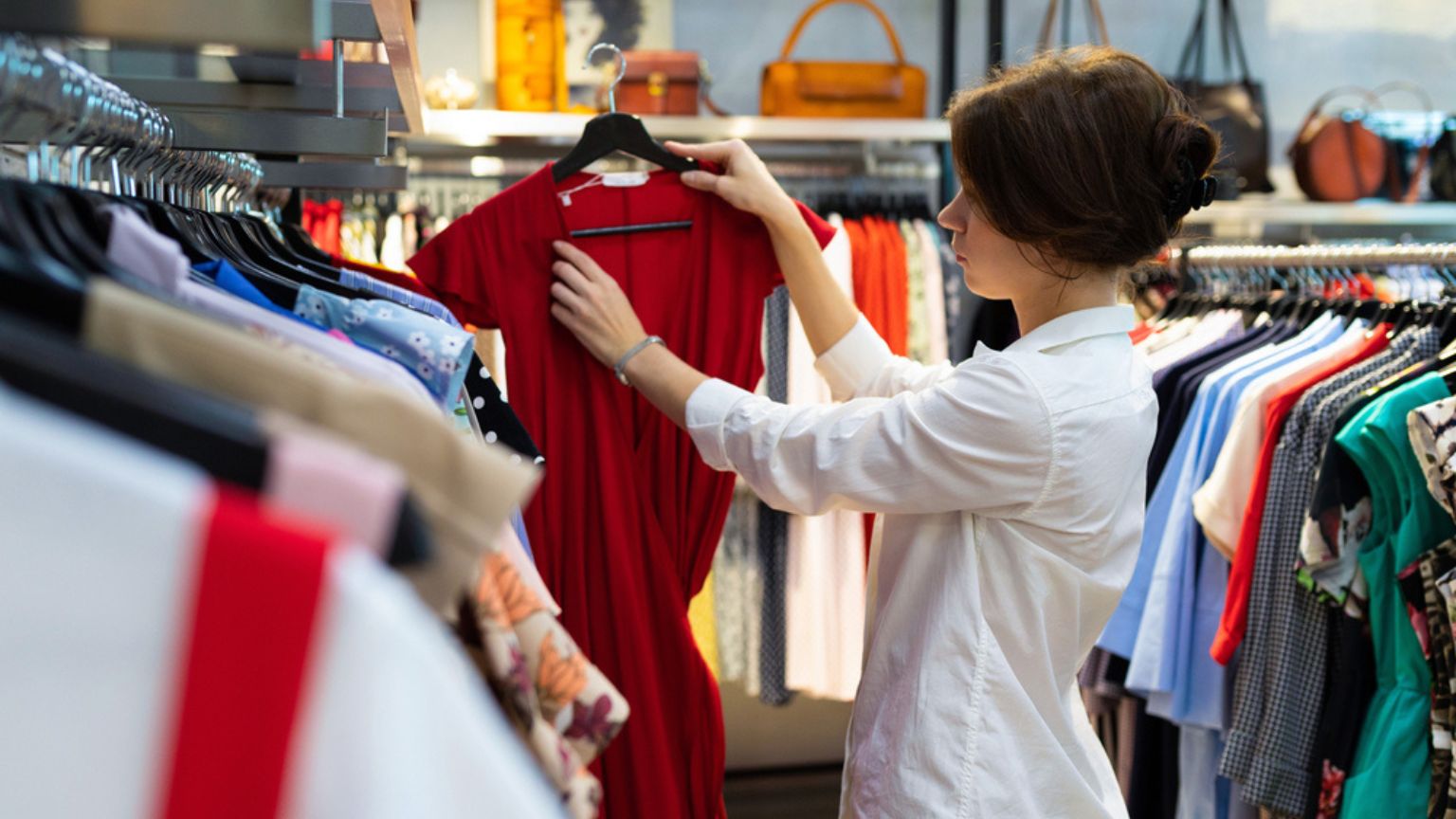 Dama buscando ropa de mujer en tienda en Mallorca.