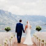 Pareja en boda moderna al aire libre, captada en estilo documental y con luz natural