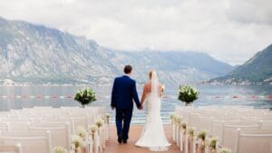 Pareja en boda moderna al aire libre, captada en estilo documental y con luz natural
