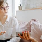 Asesoramiento legal especializado a mujer víctima de violencia de género por abogado penalista en entorno judicial