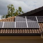 Vista de una casa moderna equipada con paneles solares y entorno natural que refleja sostenibilidad y eficiencia energética