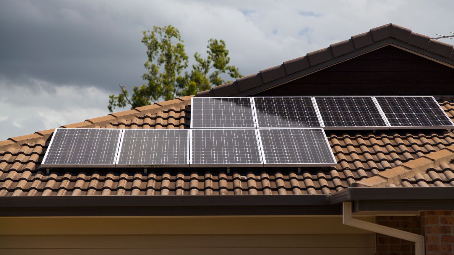 Vista de una casa moderna equipada con paneles solares y entorno natural que refleja sostenibilidad y eficiencia energética