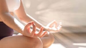 Mujer practicando yoga oncológico en ambiente tranquilo durante recuperación