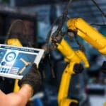 Interfaz de software industrial en una fábrica moderna con visualización de datos en tiempo real