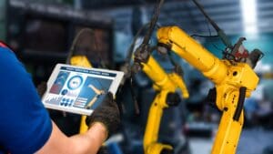 Interfaz de software industrial en una fábrica moderna con visualización de datos en tiempo real