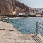 Vista de un paseo marítimo en un pueblo costero de Gran Canaria, reflejo del interés creciente de nuevos perfiles turísticos por zonas menos masificadas y experiencias locales auténticas.