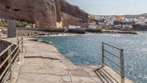 Vista de un paseo marítimo en un pueblo costero de Gran Canaria, reflejo del interés creciente de nuevos perfiles turísticos por zonas menos masificadas y experiencias locales auténticas.