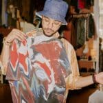 Persona revisando ropa streetwear para comprobar si es original o falsa.