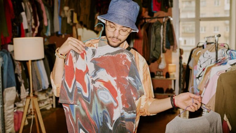 Persona revisando ropa streetwear para comprobar si es original o falsa.