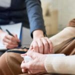 Sesión de terapia individual con apoyo emocional entre psicólogo y paciente adulto