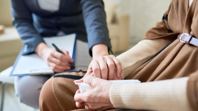 Sesión de terapia individual con apoyo emocional entre psicólogo y paciente adulto