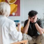 Mujer recibiendo terapia emocional en consulta de psicología en Málaga