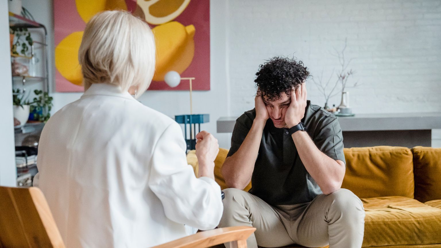 Mujer recibiendo terapia emocional en consulta de psicología en Málaga