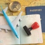 Estudiante latinoamericano con pasaporte tramitando visa de estudios para viajar a España