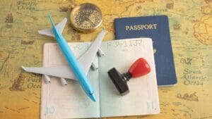 Estudiante latinoamericano con pasaporte tramitando visa de estudios para viajar a España