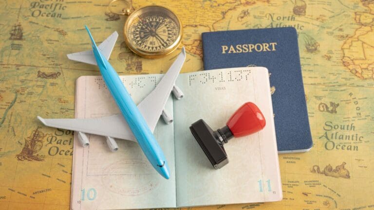 Estudiante latinoamericano con pasaporte tramitando visa de estudios para viajar a España