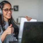 Estudiante italiano practicando ejercicios de gramática española en línea desde casa con recursos digitales y profesor nativo