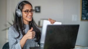 Estudiante italiano practicando ejercicios de gramática española en línea desde casa con recursos digitales y profesor nativo