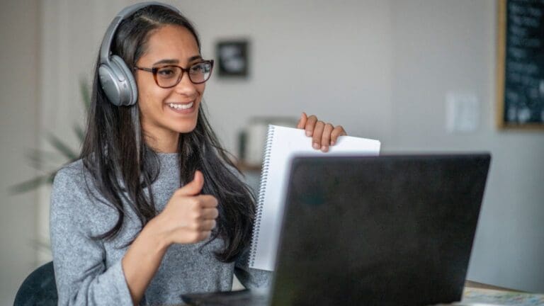 Estudiante italiano practicando ejercicios de gramática española en línea desde casa con recursos digitales y profesor nativo