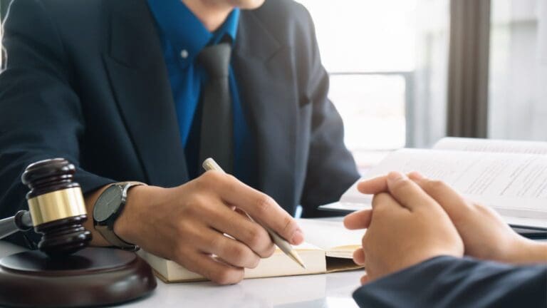 ¿Cuándo buscar asesoría legal en derecho penal y civil?