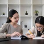 Alumno recibiendo refuerzo escolar individualizado con seguimiento semanal para mejorar su rendimiento académico progresivamente.