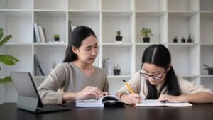 Alumno recibiendo refuerzo escolar individualizado con seguimiento semanal para mejorar su rendimiento académico progresivamente.