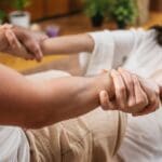 Sesión de masaje relajante, tailandés o ayurveda en un centro de masajes en Barcelona, destacando el bienestar y la paz interior.