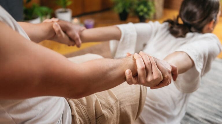 Sesión de masaje relajante, tailandés o ayurveda en un centro de masajes en Barcelona, destacando el bienestar y la paz interior.